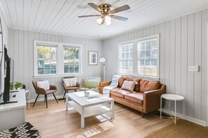 A living room that will transport you to the heart of an American film.