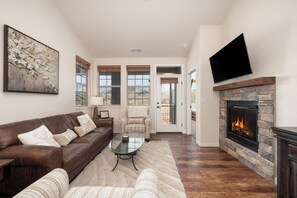 SGR Ten Mile H302 main living area
