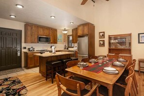 SGR Mountainside  59 dining and kitchen