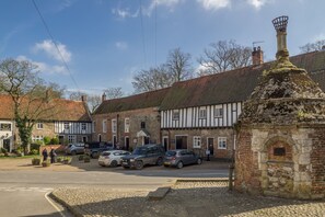 The Old Gatehouse, Walsingham: Friday Market Place