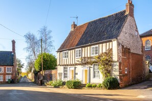 The Old Gatehouse, Walsingham: A stunning timber framed period retreat