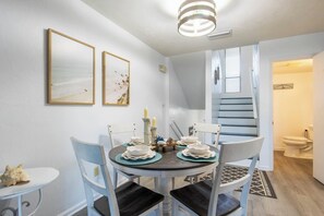 Enjoy meals at the dining table. 