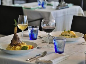 Alimentos y bebidas
