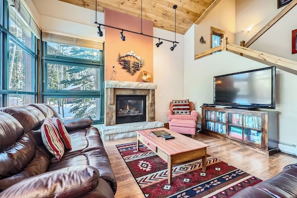 254 Alpen Rose Pl unit 8712 - Web Quality - 005 - 06 Living Room