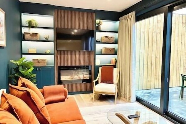 Living area with smart TV (1)