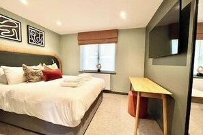 Bedroom 2 with Kingsize bed & Smart TV (1)