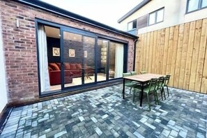 Private courtyard (1)