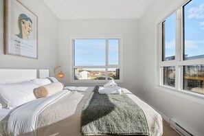 Queen size bed with 4 layers of luxury linen and blankets.