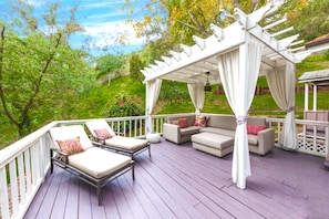 Enchanting 3 Bedroom Hollywood Hills Estate+Views+Spa+Jacuzzi+Steam+Deck+Garden