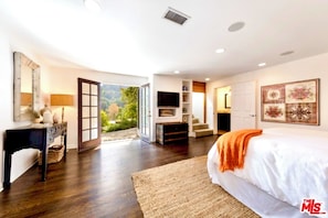 Enchanting 3 Bedroom Hollywood Hills Estate+Views+Spa+Jacuzzi+Steam+Deck+Garden