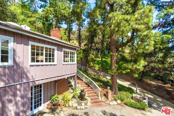1/2 Acre 3 Bedroom Hollywood Hills Estate+Views+Spa+Jacuzzi+Steam+Deck+Garden