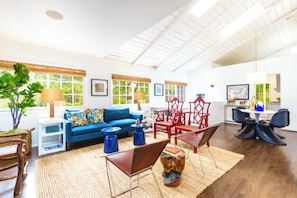 Enchanting 3 Bedroom Hollywood Hills Estate+Views+Spa+Jacuzzi+Steam+Deck+Garden