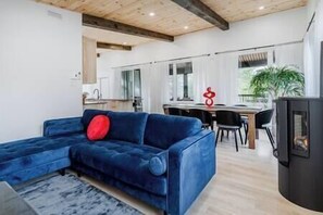 Living room with gas fireplace (3)