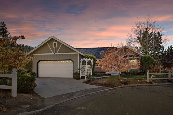 Welcome to Boulder Bay Waterfront Breeze.