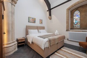 Here is the downstairs bedroom set up as a super king bed.

This  bed can be configures as 2 single beds, or 1 super king bed.
Please let us know in advance to your arrival how you would like them set up.