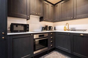Full kitchen equipped with amenities and utensils to make a home cooked meal
