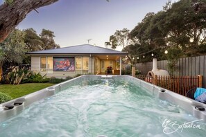 Outdoor spa tub