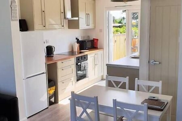 Fully equipped kitchen with fridge, dishwasher, electric stove and oven and washing machine