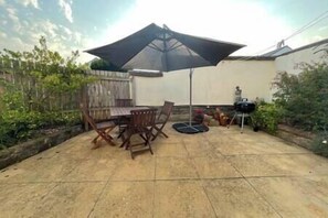 Adjoined outdoor Patio area - ideal for your sundowners and Al Fresco dining
