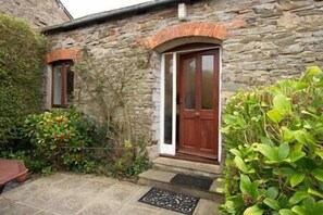 Lovely Front entrance covered by nature's best
