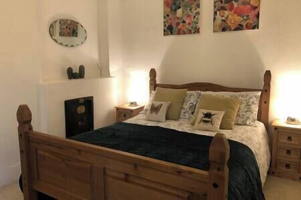 The Main Bedroom - absolutely Snug