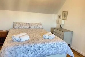 Very Comfortable King-Size Bed - Towels provided for your stay