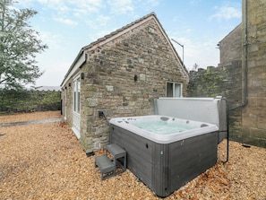 Hot tub | Syke Farm Cottage, Littleborough