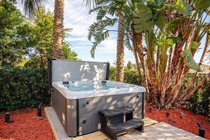 Outdoor spa tub