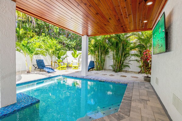 Gorgeous tropical resort style pool area. Watch TV or listen while relaaaaxing! 