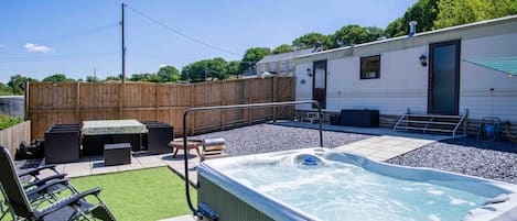 Hopkins Retreat - 3 Bedroom Caravan - Hot Tub (7528)