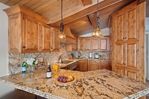 Having a full kitchen when you are ski-in/out makes it so convenient to stop in for a quick lunch or enjoy an apres ski appetizer!