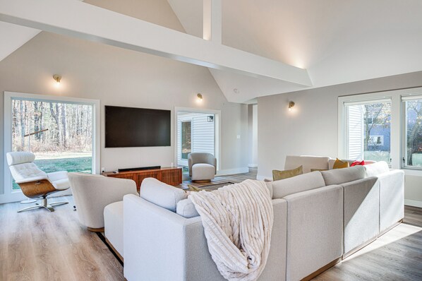 Eliot Vacation Rental | 2BR | 2.5BA | 1 Step Required | 2,200 Sq Ft