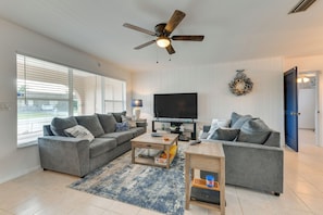 Front Living Area | Smart TV w/ Cable | Board Games