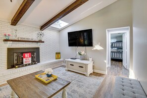Living Room | Smart TV w/ Cable