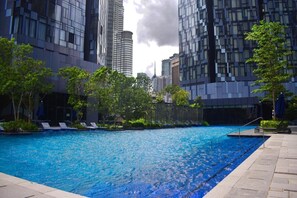 Swim-up bar