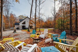 Set in the heart of Door County, Halvø Home combines wooded privacy with proximity to local attractions. Enjoy nearby Newport State Park’s hiking trails, the unique shipwrecks of Garrett Bay, and the restaurants and shops of Sister Bay just a short drive away.