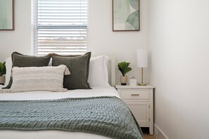 bedroom #1- queen bed