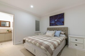 Guest Room with Ensuite - 1 Queen Bed