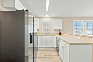 All modern appliances to make meal preparation a breeze.