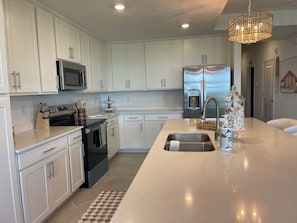 Open kitchen wit counter seating