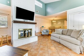 Living Room | Queen Sleeper Sofa | Free WiFi | 1 Interior Step