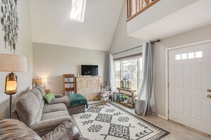 Living Room | Sauna | Queen Sleeper Sofa | Smart TV | 1st Floor