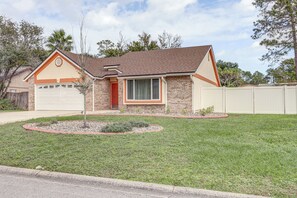 Property Exterior | Fenced-In Yard | Screened-In Lanai
