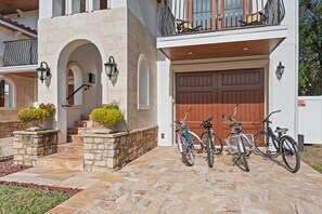 Welcome to the Eleventh Ave Beach House - luxury, game room, bikes, near beach!