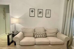 25_04 living room