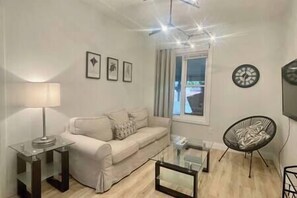 25_03 living room
