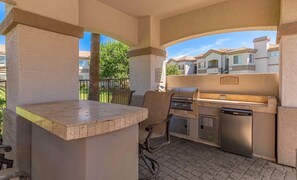 Clubhouse Pool - BBQ Dining Area