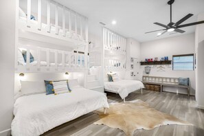 Bunk House Sleeps 8: 4 Twin Beds | 2 Queen Beds