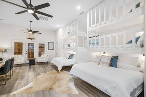 Bunk House Sleeps 8: 4 Twin Beds | 2 Queen Beds