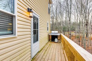 Deck | Gas Grill | Outdoor Dining Area